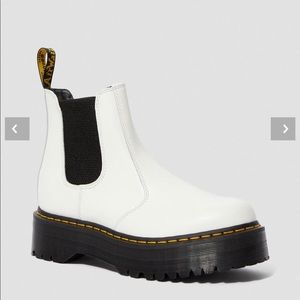 Chelsea boots Dr. Martens women’s 6